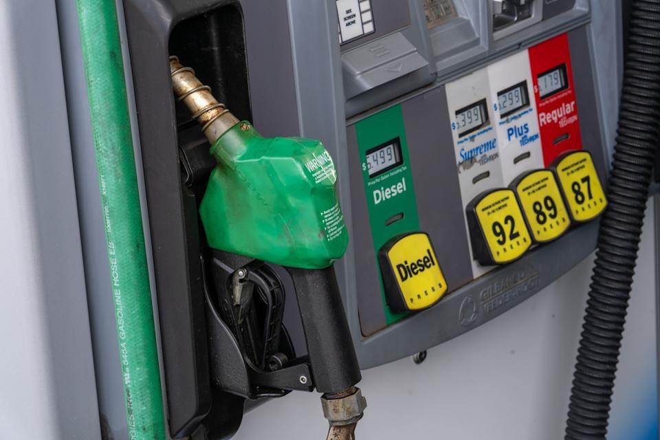 Estación de servicio en California mostrando precios récord del diésel por encima de los 7 dólares