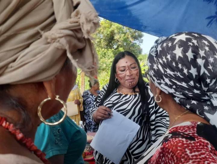 Diputada Arly González junto a mujeres indígenas en el debate de la Ley de Igualdad en el municipio La Ceiba, Trujillo