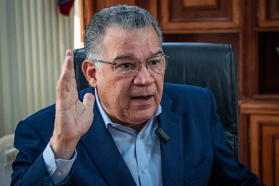 Enrique Márquez durante entrevista televisiva analizando la situación política de Venezuela