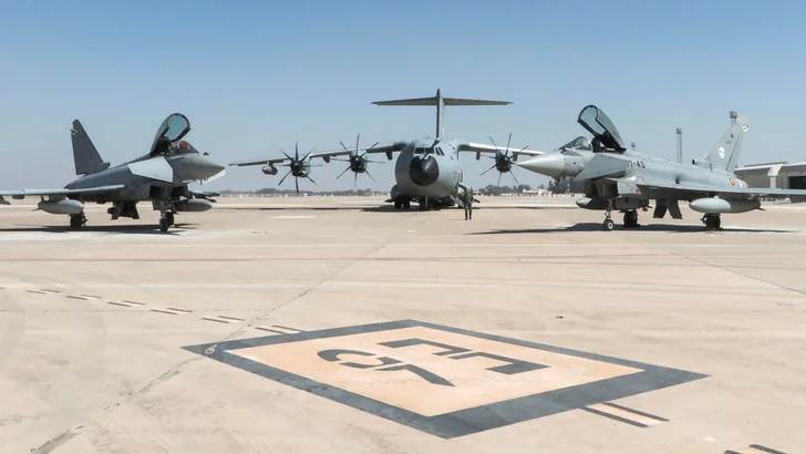 Aviones militares estadounidenses despegando de la base de Rota en Cádiz, España