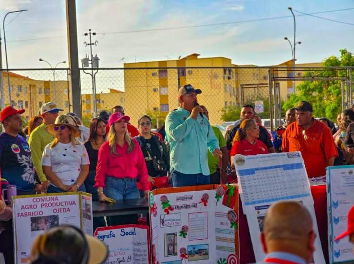 Gobernador Luis Caldera en recorrido por el urbanismo Fabricio Ojeda en el municipio Lagunillas.