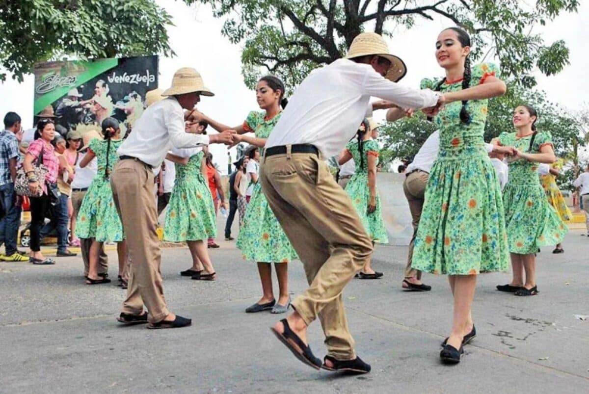 Pareja bailando joropo durante las Fiestas de Elorza en el estado Apure