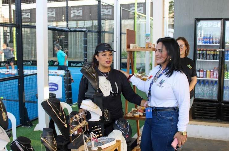 Artesanos zulianos exhibiendo productos de tejido wayuu y bisutería en feria de la Alcaldía de Maracaibo