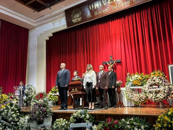 Gobernador Luis Caldera en la capilla ardiente del Dr. Oscar Belloso Medina en la URBE