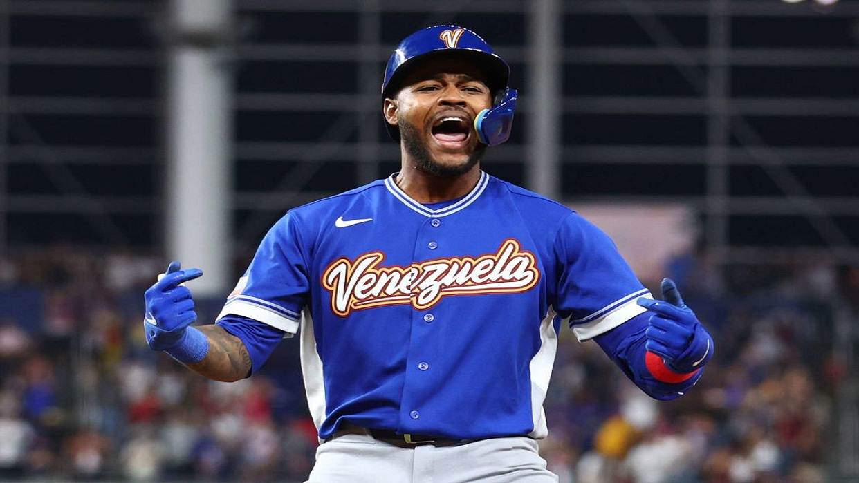 Maikel García celebrando con el trofeo de MVP del Clásico Mundial de Béisbol 2026