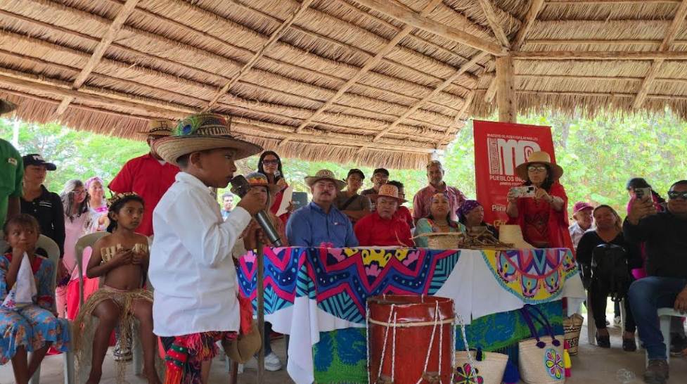 Niños indígenas Wayuu bailando la Yonna en el Planetario Simón Bolívar del municipio Mara