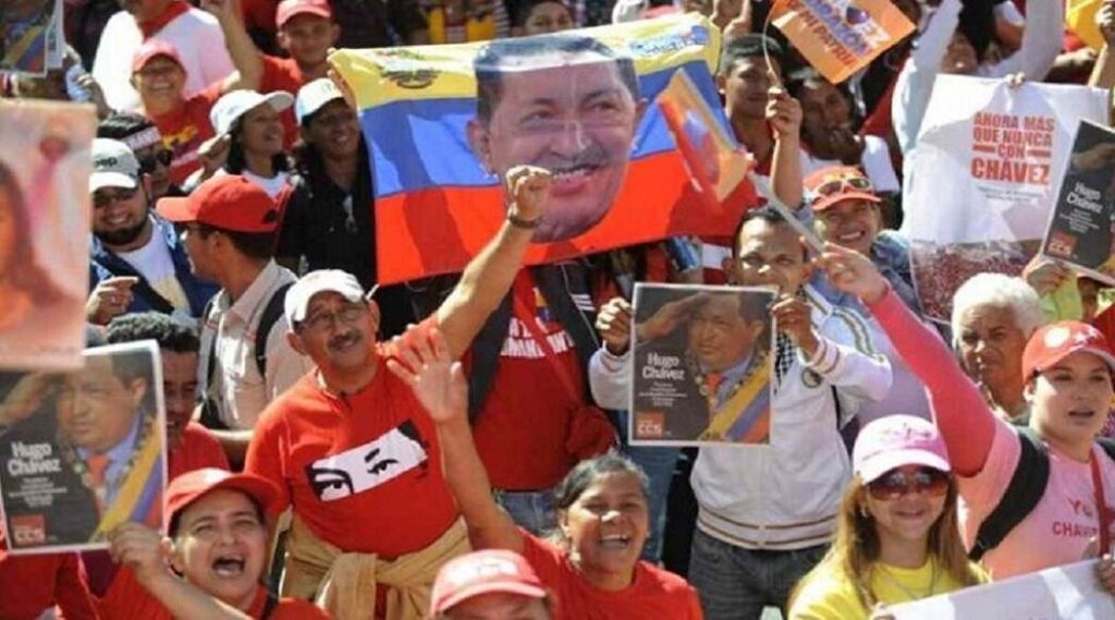 Militantes del PSUV marchando hacia el Cuartel de la Montaña 4F en Caracas