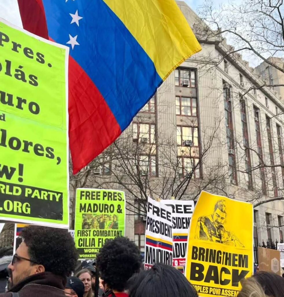 Manifestantes con pancartas frente al tribunal federal de Brooklyn durante el juicio de Nicolás Maduro