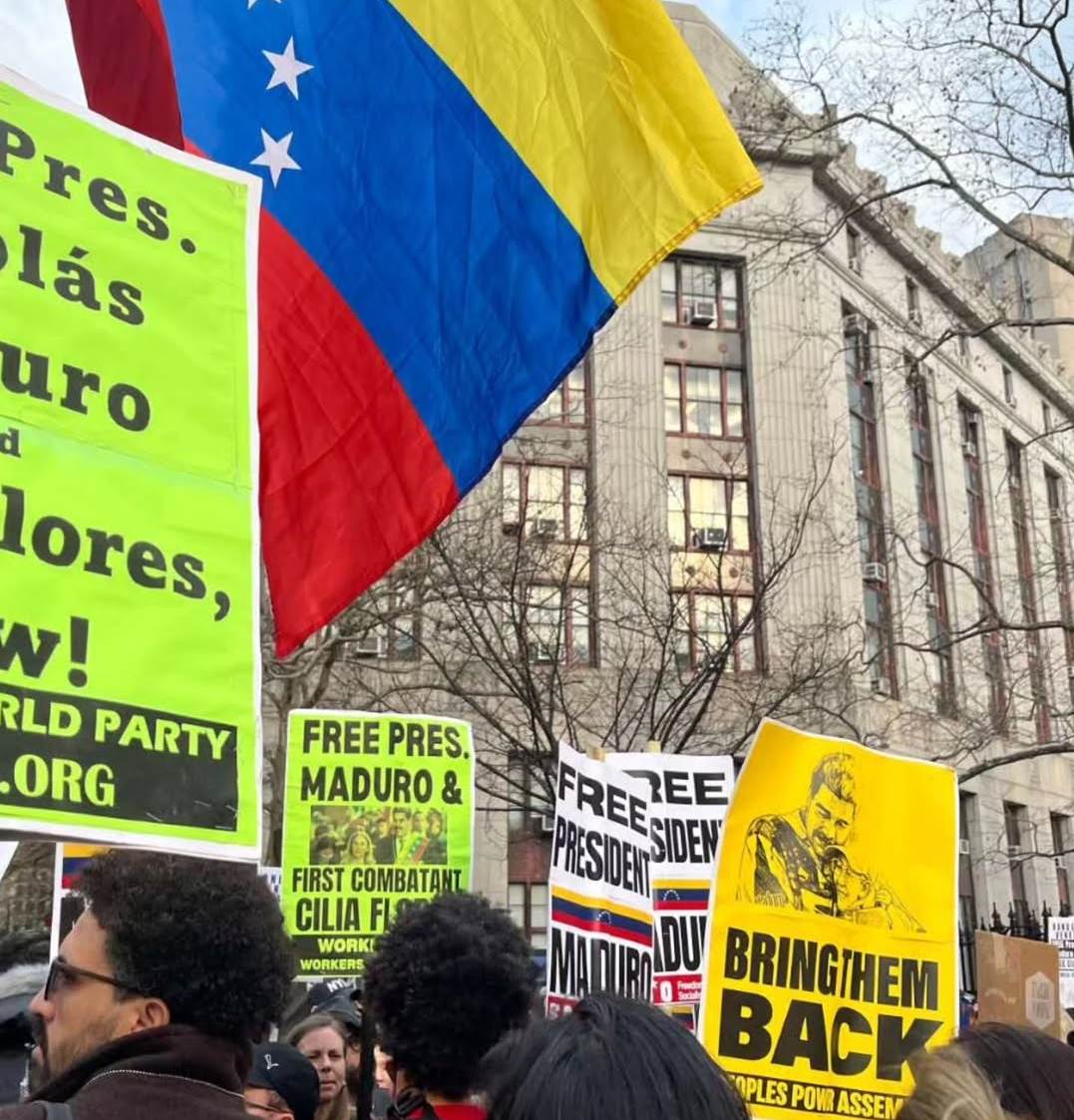 Manifestantes con pancartas frente al tribunal federal de Brooklyn durante el juicio de Nicolás Maduro