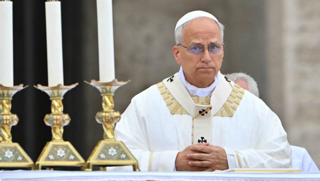 Papa León XIV asomado a la ventana del Palacio Apostólico durante el Ángelus en San Pedro