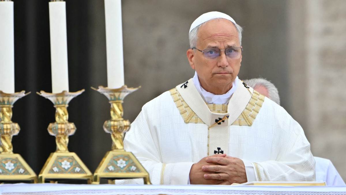 Papa León XIV asomado a la ventana del Palacio Apostólico durante el Ángelus en San Pedro