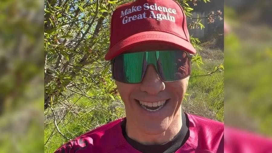 Pedro Sánchez con gorra roja y mensaje Make Science Great Again en video viral