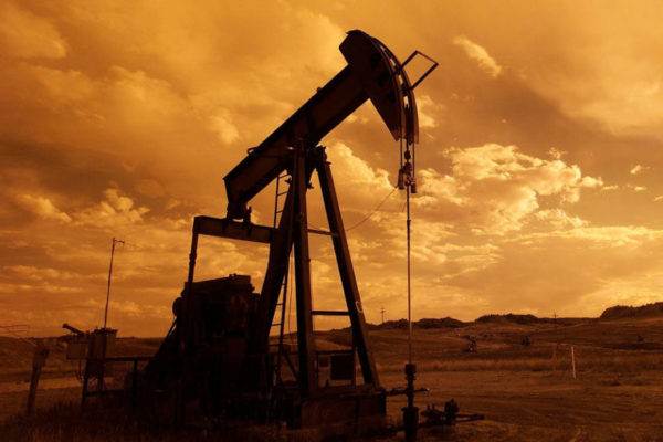 Precios del petróleo se dispara ante cierre del Estrecho de Ormuz bajo tensión militar