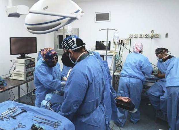 Médicos zulianos realizando intervención quirúrgica con el Plan quirúrgico Nacional en el Hospital Universitario de Maracaibo (Sahum)