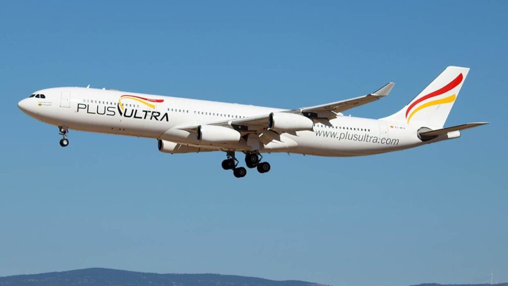 Avión de Plus Ultra Líneas Aéreas en pista de aterrizaje
