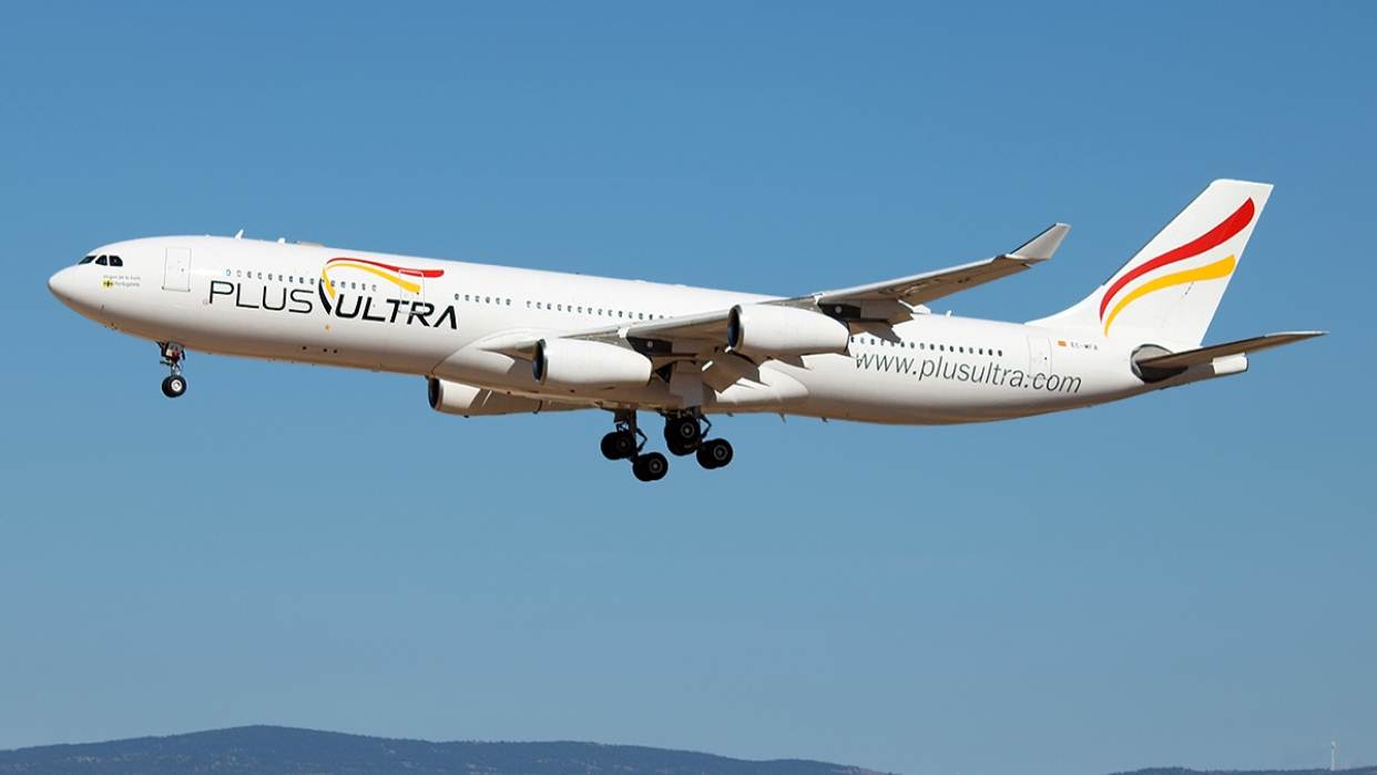 Avión de Plus Ultra Líneas Aéreas en pista de aterrizaje