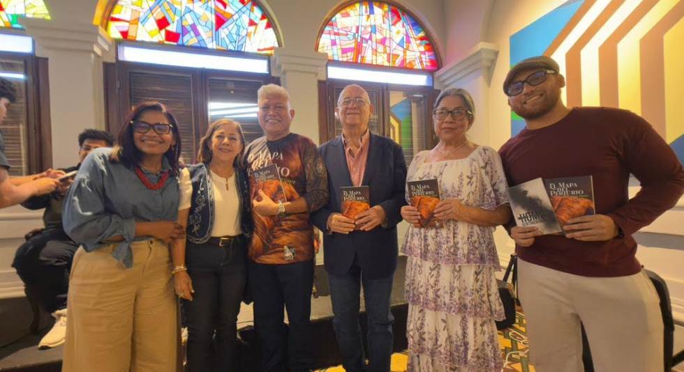 Escritores y artistas zulianos en la presentación de libros poéticos en el escenario del Teatro Baralt