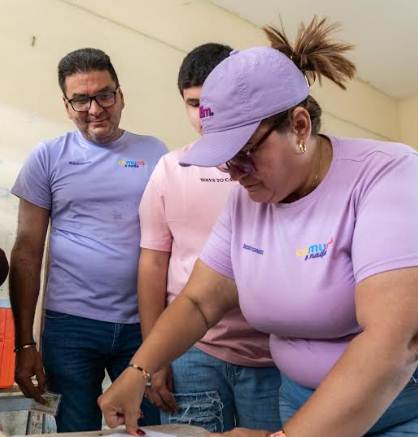 Dessiree Fernández durante la Consulta Popular Nacional 2026 en la parroquia Chiquinquirá de Maracaibo