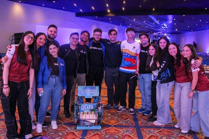 Jóvenes del equipo de robótica de Venezuela junto a autoridades de la Alcaldía de Maracaibo en la Copa Kai 2026