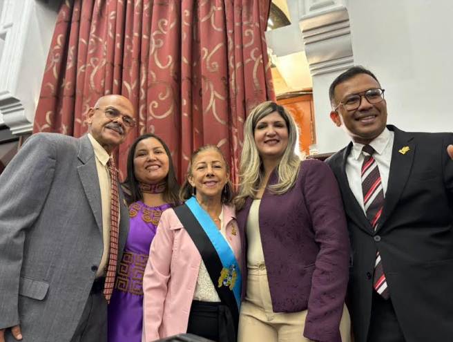 Primera Dama del Zulia, Roselyn López de Caldera, durante la entrega de condecoraciones en el Palacio Legislativo