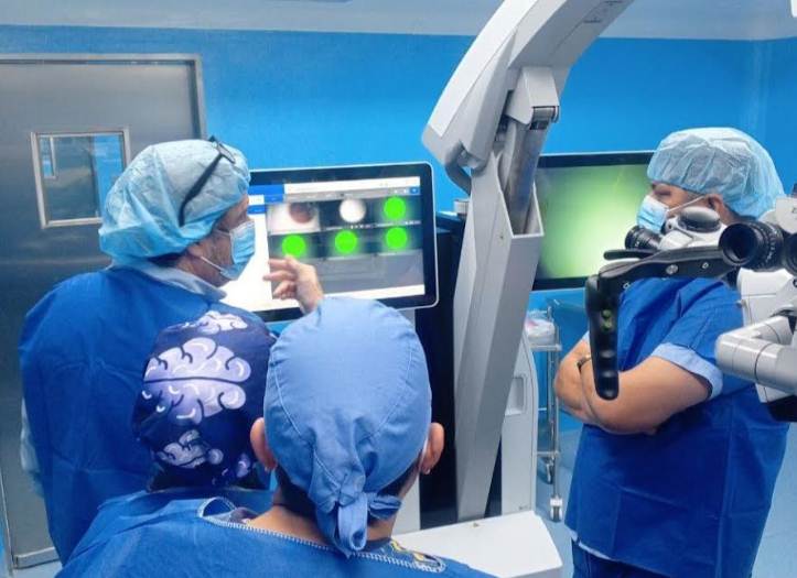 Microscopio robótico KINEVO 900 instalado en el quirófano del Hospital Universitario de Maracaibo para neurocirugías