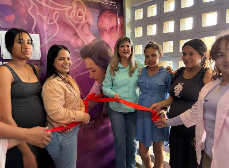 Primera dama del Zulia, Roselyn López de Caldera, durante la inauguración de la Sala Gestacional en La Concepción