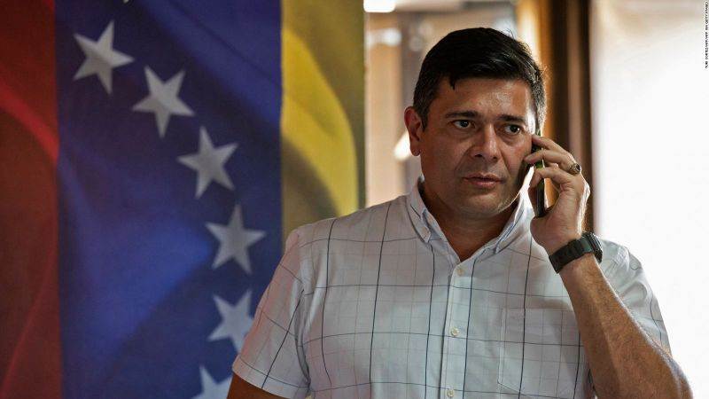 Dirigente político Freddy Superlano durante una declaración sobre la situación de los presos políticos en Venezuela