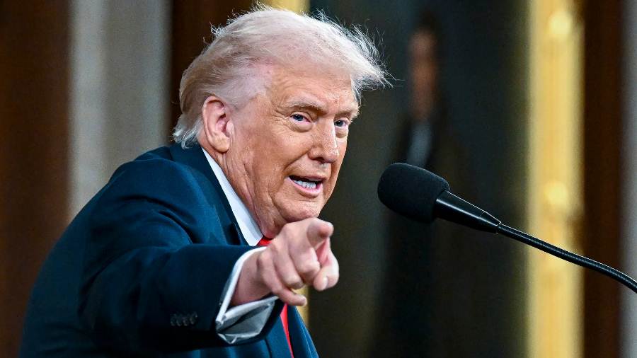 Presidente Donald Trump ofreciendo declaraciones a la prensa sobre la relación comercial con España