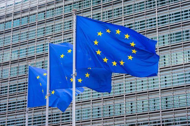 Banderas de la Unión Europea y España frente al edificio de la Comisión Europea en Bruselas