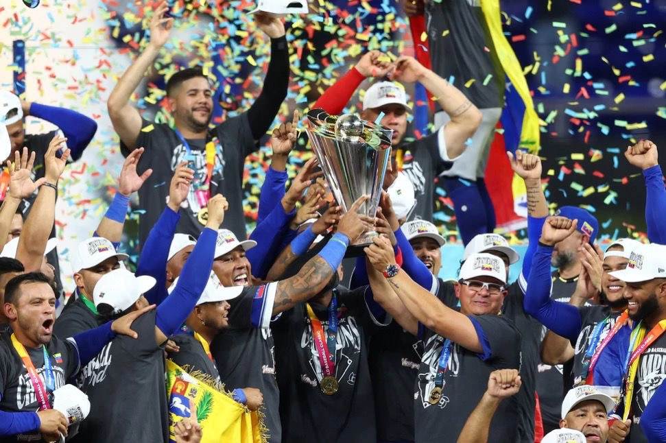 Selección de béisbol de Venezuela celebrando el título del Clásico Mundial 2026