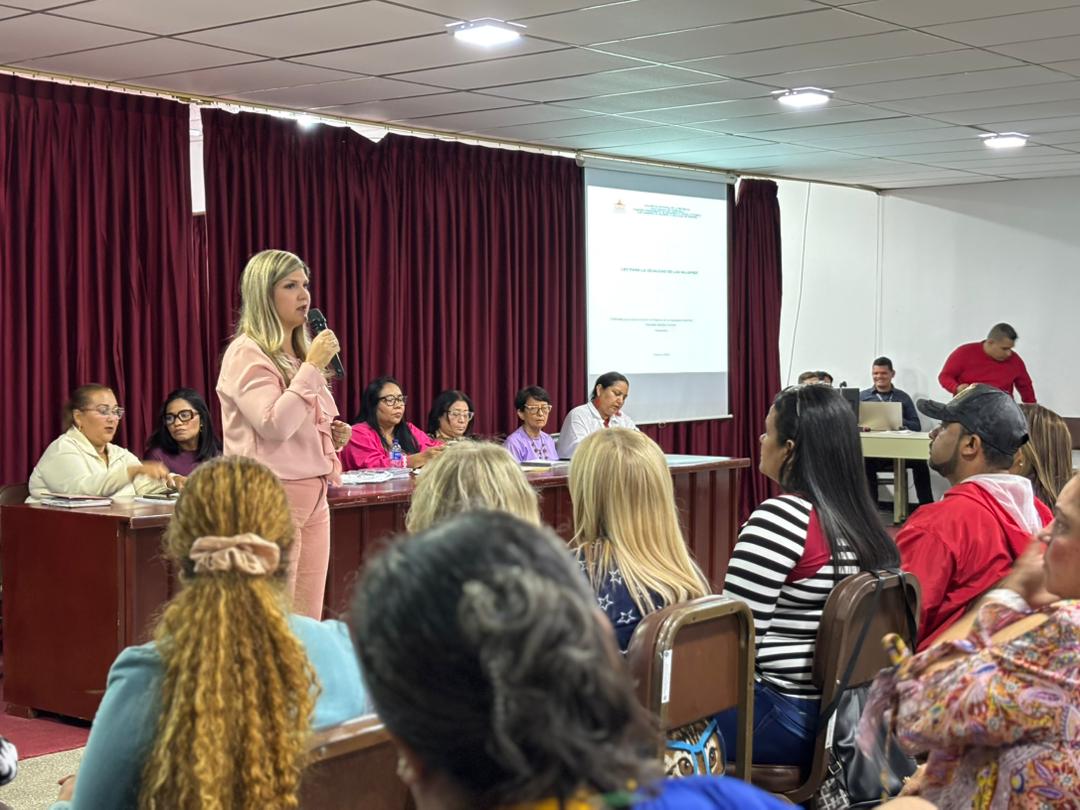 Roselyn López de Caldera en la consulta pública de la Ley Orgánica para la Igualdad de las Mujeres en el Zulia.