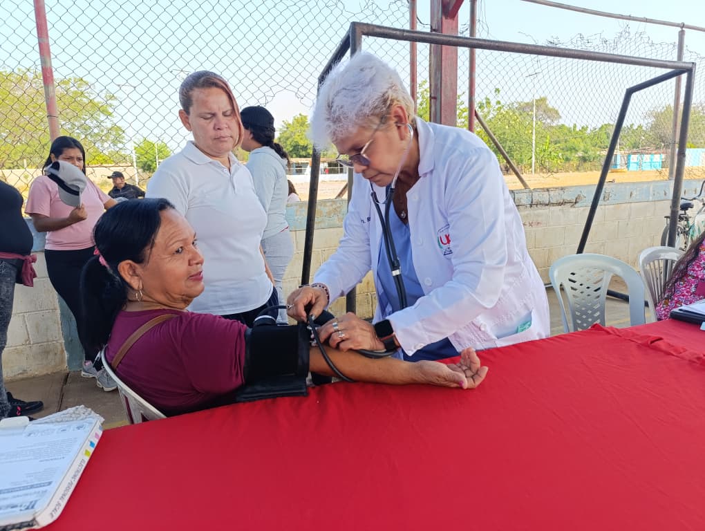 Vecinos de Cabimas reciben atención médica y alimentos en jornada social del sector Punto Fijo, Zulia.