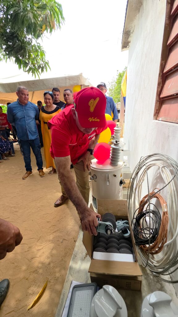 Alcalde Edgar Labarca entrega transformadores eléctricos en la parroquia San Rafael del municipio Mara, Zulia.