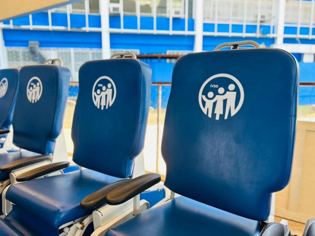 Gobernador Luis Caldera entrega nuevos sillones de diálisis en el Hospital Pedro García Clara de Ciudad Ojeda.