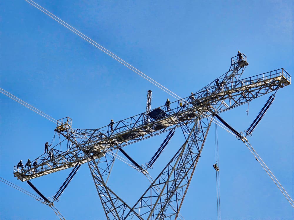 Ingenieros de Corpoelec realizando mantenimiento en torres de alta tensión sobre el Lago de Maracaibo para la línea Tablazo-Cuatricentenario.