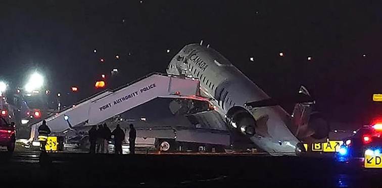 Vista de la pista principal del aeropuerto LaGuardia tras el incidente ocurrido la noche del domingo