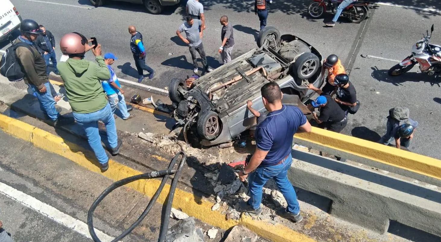 Mueren coronel de Bomberos y su madre en volcamiento en la Cota Mil