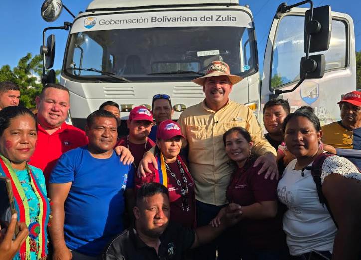 Gobernador Luis Caldera entregando llaves de camiones de carga a voceros de la comuna Yukpa en el Zulia