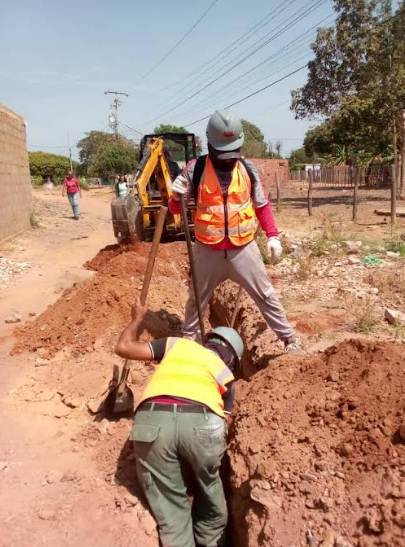 Cuadrillas de la Alcaldía de Mara instalando tuberías de gas en la comunidad Las Mandocas