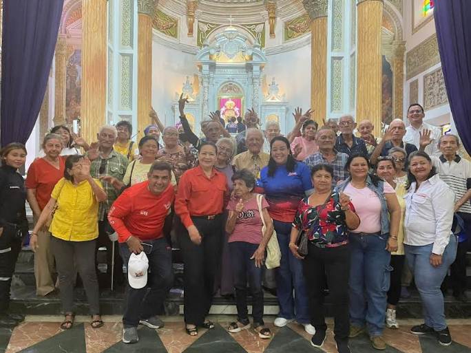 Adultos mayores de la Casa del Abuelo visitando el Monumento a la Virgen de Chiquinquirá en Maracaibo
