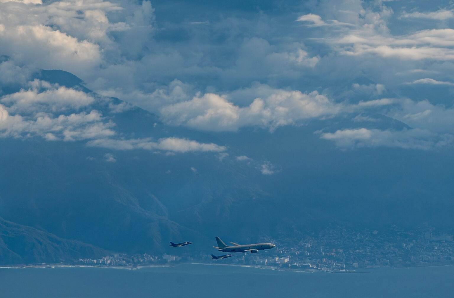 Aviones militares F-35 y P-8 del Comando Sur sobrevolando el Caribe frente a Venezuela