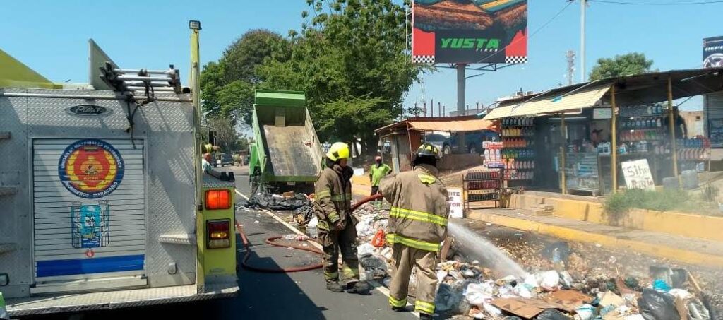 Bomberos de Maracaibo sofocando incendio en camión recolector en la Autopista Circunvalación 1