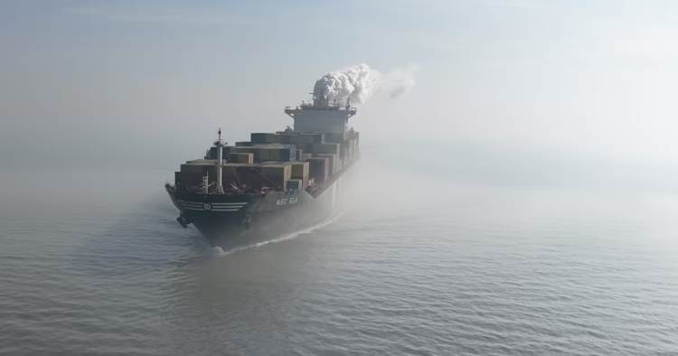 Buques de la naviera Cosco transitando por el Estrecho de Ormuz bajo vigilancia