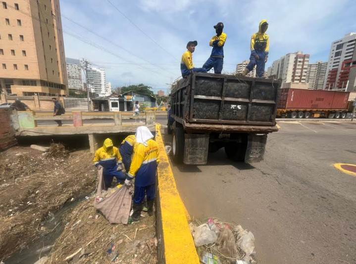 Maquinaria Jumbo del IMA realizando limpieza en la cañada Hamburgo de Maracaibo