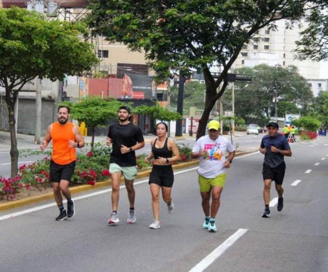 Corredores marabinos en carrera por la avenida El Milagro
