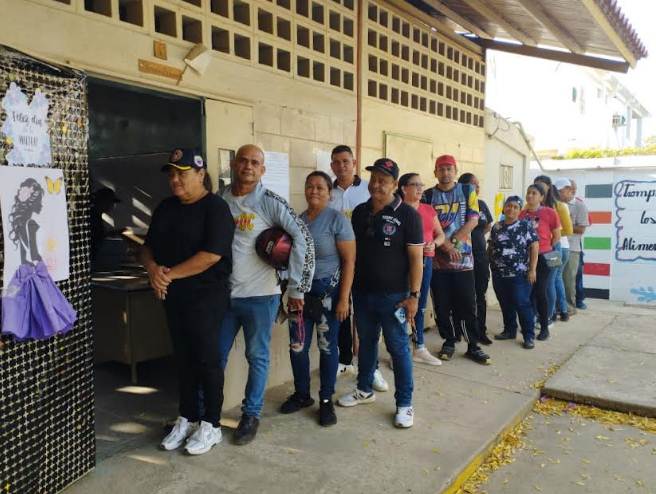 Ciudadanos del municipio Miranda votando en la Consulta Popular Nacional 2026 en el estado Zulia