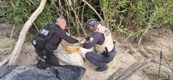 Efectivos de la PNB resguardando sacos de marihuana incautados en el río Orinoco