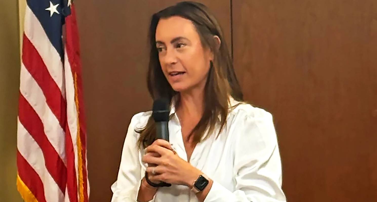 Emily Gregory celebra su victoria electoral en el Distrito 87 de Florida frente a simpatizantes