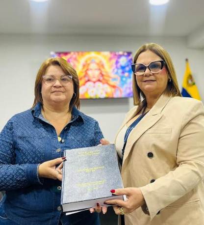 Entrega del Informe de Gestión 2025 por la Contralora Jazmín Cristalino a la concejala Dessiree Fernández en Maracaibo