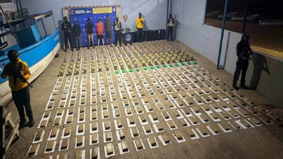 Funcionarios de la PNB junto a los 1.121 envoltorios de drogas incautados en Falcón